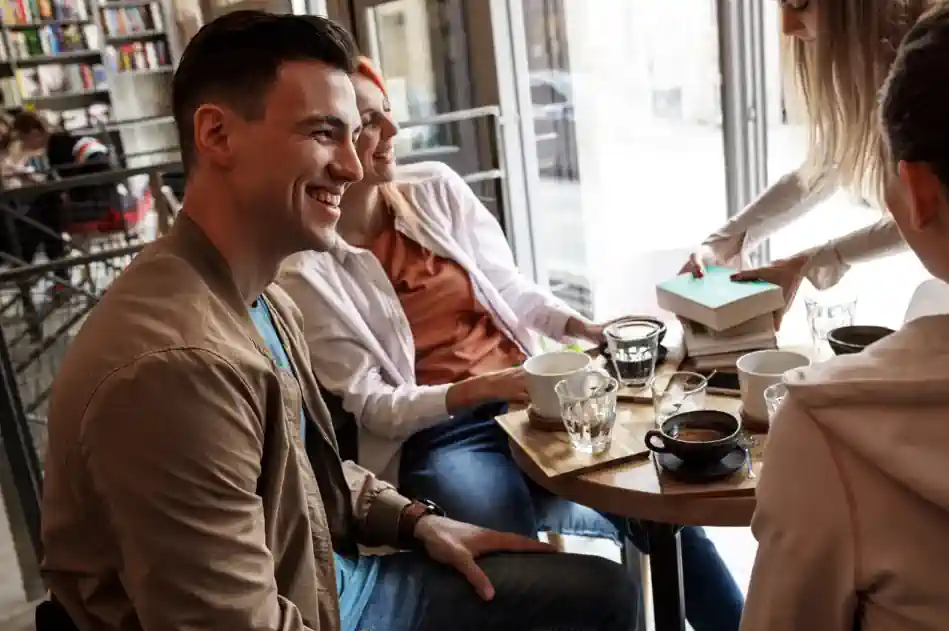 Freunde tauschen sich in einem Café aus