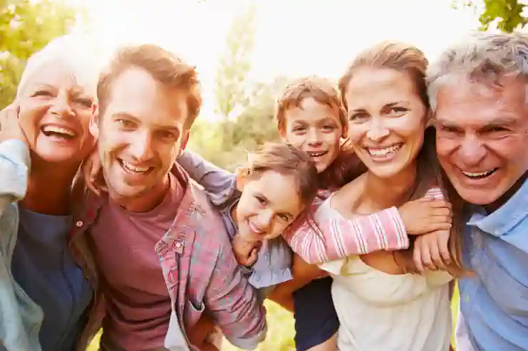 Glückliche Familie mit Eltern, Kindern und Opa und Oma